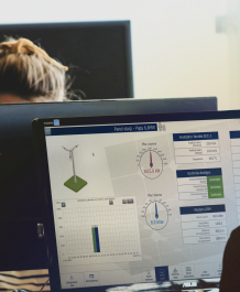 Osoby pracujące przy komputerach