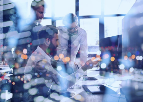 Mężczyźni pracują nad technologia