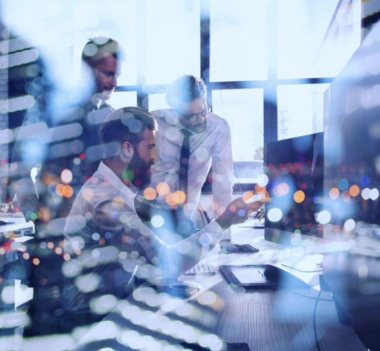 Mężczyźni pracują nad technologia